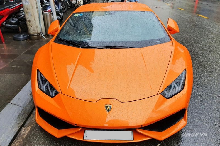 Ngay từ nguyên bản Lamborghini Huracan đã sở hữu một thiết kế vô cùng thể thao với các hốc hút gió siêu lớn, cản trước và cản sau mạnh mẽ, ốp đuôi khỏe khoắn và bộ khuếch tán cỡ lớn phía sau.