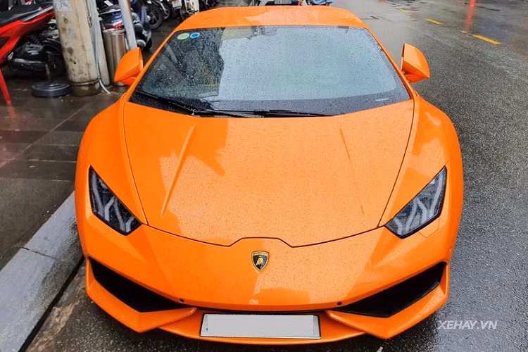 Ngay từ nguyên bản Lamborghini Huracan đã sở hữu một thiết kế vô cùng thể thao với các hốc hút gió siêu lớn, cản trước và cản sau mạnh mẽ, ốp đuôi khỏe khoắn và bộ khuếch tán cỡ lớn phía sau.