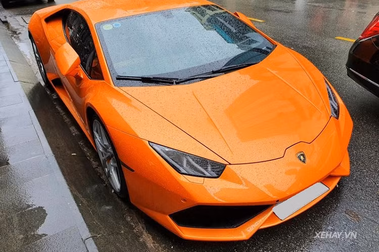 Về nguồn gốc, siêu xe Lamborghini Huracan màu cam trong bài được đưa về nước từ năm 2015, khi đó xe mang trên mình gói bodykit Vorsteiner Verona Edizione cực hầm hố. Hai năm sau, xe lại được nâng cấp thêm gói bodykit Vorsteiner Novara Edizione.