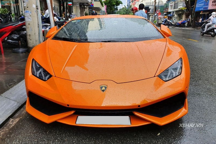 Tuy nhiên, hiện tại, Lamborghini Huracan này đã trút bỏ toàn bộ các chi tiết độ độc đáo kể trên, xe quay trở lại với bộ cánh màu cam nguyên bản như khi xuất xưởng, đi kèm là bộ la-zăng 5 chấu kép nguyên bản.