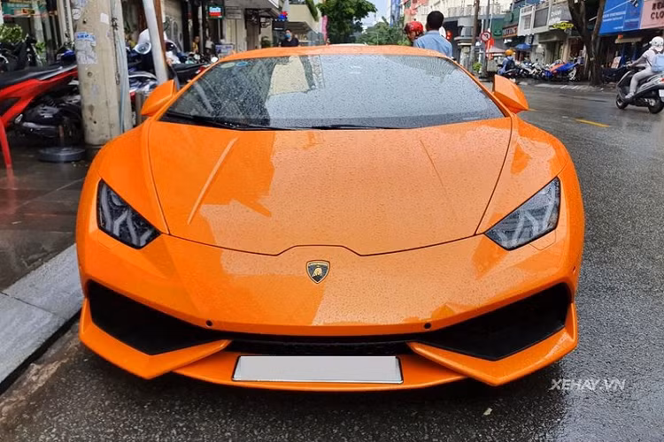 Tuy nhiên, hiện tại, Lamborghini Huracan này đã trút bỏ toàn bộ các chi tiết độ độc đáo kể trên, xe quay trở lại với bộ cánh màu cam nguyên bản như khi xuất xưởng, đi kèm là bộ la-zăng 5 chấu kép nguyên bản.