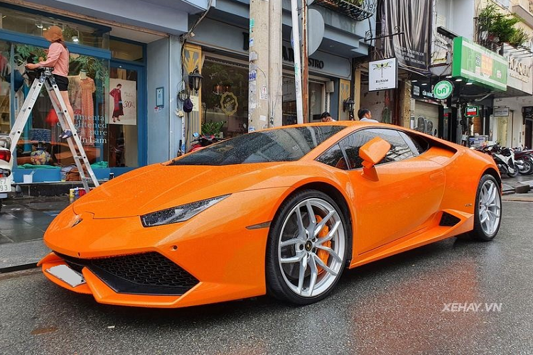 Sở hữu thiết kế táo bạo và cá tính, siêu xe Lamborghini Huracan luôn trở thành tâm điểm gây chú ý mỗi khi xuất hiện trên đường. Chiếc trong bài là một trong ba chiếc Huracan màu cam hiếm hoi tại Việt Nam.