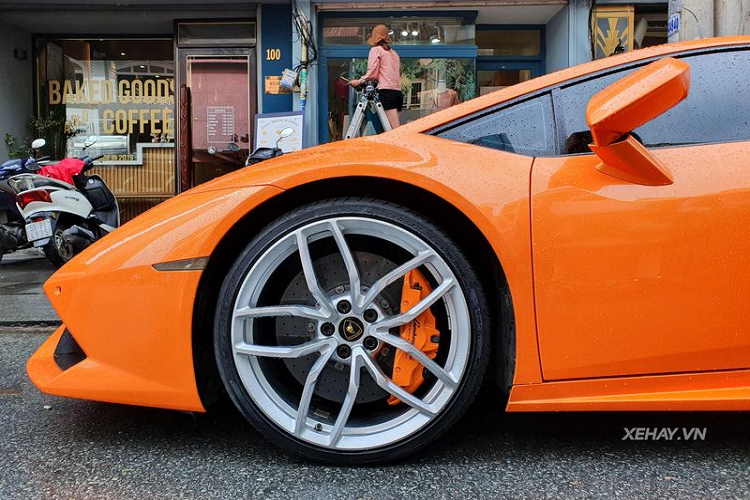 Giống những người anh em khác, Lamborghini Huracan có bộ khung làm từ sợi carbon/nhôm hybrid, thân xe chất liệu nhôm và composite. Kích thước dài, rộng, cao của xe lần lượt là 4.459 x 1.924 x 1.165 mm.