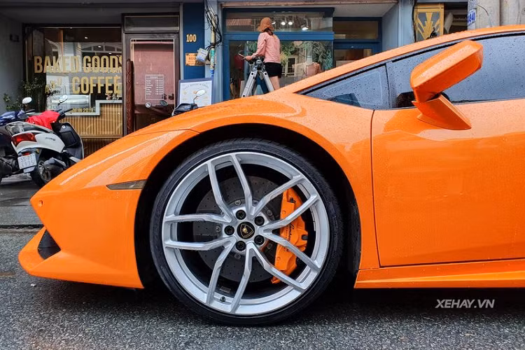 Giống những người anh em khác, Lamborghini Huracan có bộ khung làm từ sợi carbon/nhôm hybrid, thân xe chất liệu nhôm và composite. Kích thước dài, rộng, cao của xe lần lượt là 4.459 x 1.924 x 1.165 mm.