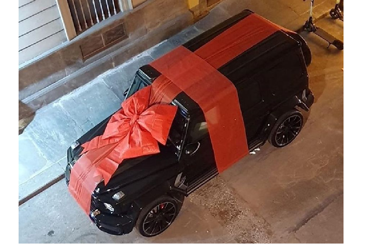 Siêu phẩm Brabus G V12 900 "1 of 10" là một sản phẩm độ đặc biệt từ Brabus và được ra mắt công chúng trong khuôn khổ triển lãm Frankfurt Motor Show 2019 năm ngoái. Về trang bị ngoại thất, Brabus V12 900 "1 of 10" được trang bị bộ body-kit Widestar, nhờ đó chiều rộng của xe tăng thêm 10 cm. Ngoài ra, một số chi tiết trên xe cũng được tinh chỉnh lại như hệ thống phuộc trước và sau, đèn viền LED nội thất, các chi tiết trang trí bằng sợi carbon và 1 số nút bấm cơ học.