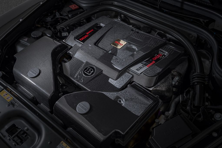 Được phát triển dựa trên nguyên mẫu G-Class thế hệ mới, Brabus G V12 900 chỉ được sản xuất giới hạn đúng 10 chiếc trên toàn cầu, xe sử dụng chung nền tảng động cơ V12 có nguồn gốc từ Mercedes-Benz S600L với công suất nguyên bản 523 mã lực.