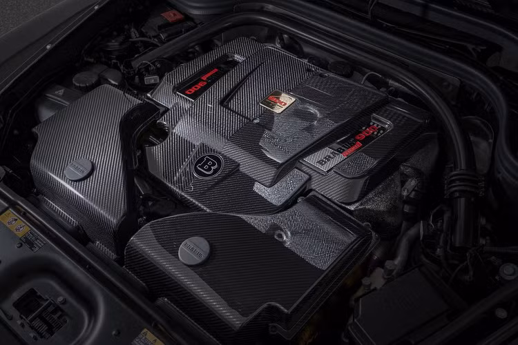 Được phát triển dựa trên nguyên mẫu G-Class thế hệ mới, Brabus G V12 900 chỉ được sản xuất giới hạn đúng 10 chiếc trên toàn cầu, xe sử dụng chung nền tảng động cơ V12 có nguồn gốc từ Mercedes-Benz S600L với công suất nguyên bản 523 mã lực.
