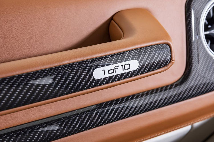 Bên trong khoang lái, Brabus V12 900 "1 of 10" tiếp tục mang tới sự sang trọng đúng nghĩa với lớp da mịn, cao cấp màu nâu cam, trần bọc da Alcantara, tấm ốp với dòng chữ "1 of 10" độc đáo trên nền chất liệu carbon cùng logo Brabus, các công cụ như bàn đạp bằng nhôm, chốt khoá cửa và đồng hồ tốc độ (đọc được tới vận tốc 300km/h) đều được làm thủ công với độ hoàn thiện rất cao.