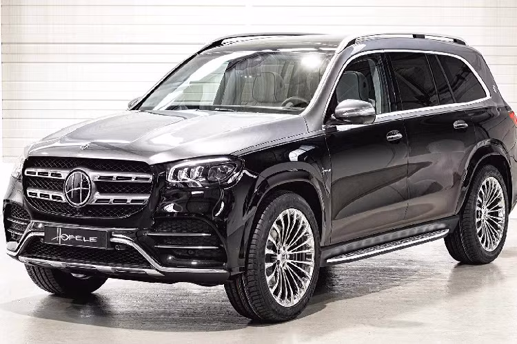 Mẫu SUV hạng sang Mercedes Maybach GLS 600 mới dược hãng xe Đức ra mắt lần đầu tiên vào tháng 11/2019. Thuộc vào hàng đắt đỏ nhất của thương hiệu ngôi sao 3 cánh, Mercedes Maybach GLS 600 từng nhiều lần được đem ra so sánh với Rolls-Royce Cullinan dẫu so về giá cả thì chiếc xe sang của Anh có phần cao hơn khá nhiều.