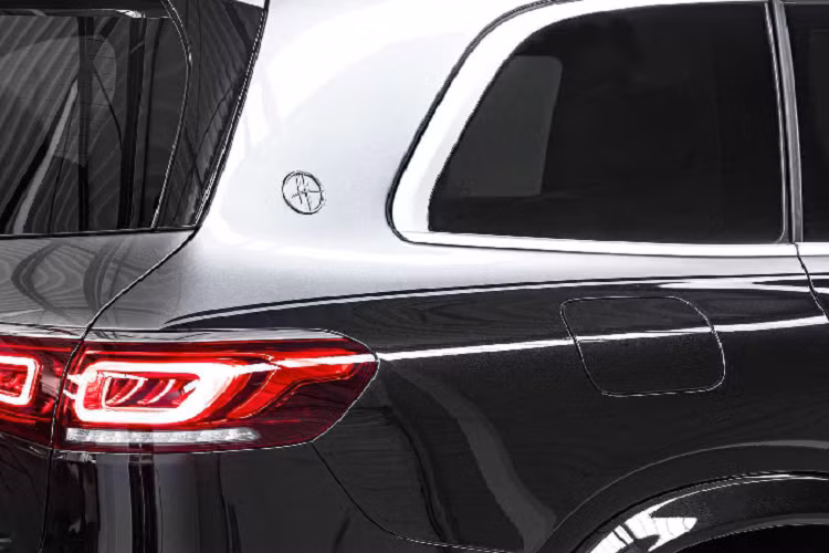 Điểm nhấn của sự sang trọng đến chủ yếu từ nội thất xe. Để cạnh tranh với Maybach GLS 600, nội thất Hofele HGLS được bọc da nappa chất lượng cao, được khâu và đục lỗ họa tiết kim cương được khâu và đục lỗ bằng máy tính với độ chính xác cao. Chất liệu vải Alcantara được trang bị trên trần xe, gối tựa đầu và gối kê cổ phía sau. Ở dưới sàn xe, HGLS được trang bị thảm lót chân bằng chất liệu lông cừu siêu mịn.