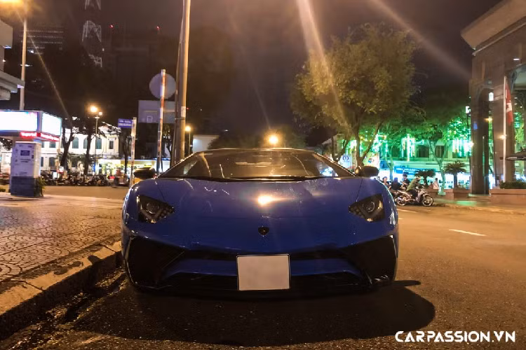 Được ra mắt tại sự kiện Pebble Beach Concours d’Elegance 2015 chỉ không lâu kể từ thời điểm chiếc Lamborghini Aventador SV LP750-4 xuất hiện, phiên bản mui trần Aventador SV Roadster đánh dấu lần đầu tiên hãng xe Ý gắn mác “SuperVeloce”. So với biến thể Coupe khi có 600 xe xuất xưởng, Aventador SV Roadster có số lượng ít hơn 100 xe khi chỉ có 500 chiếc được bàn giao đến tay khách hàng.