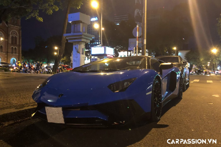 Ngoại hình Aventador SV Roadster không có quá nhiều sự khác biệt so với biến thể Coupe, điểm nhấn chính là phần mui xếp hai mảnh có cấu tạo từ sợi carbon. Thông thường, những mẫu xe mui trần thường nặng hơn phiên bản Coupe do phải bổ sung thêm hệ thống đóng mở mui. Mặc dù gặp bất tiện khi phải đóng mở mui bằng tay nhưng bộ mui xếp bằng sợi carbon chỉ có khối lượng khoảng 5,8 kg, điều này giúp cho hiệu năng vận hành của xe sẽ không bị tụt giảm so với chiếc Aventador SV Coupe.