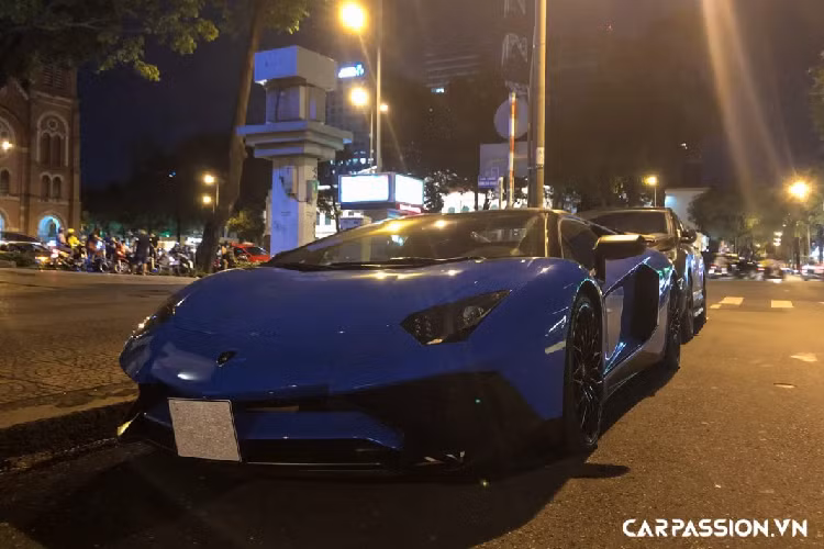 Ngoại hình Aventador SV Roadster không có quá nhiều sự khác biệt so với biến thể Coupe, điểm nhấn chính là phần mui xếp hai mảnh có cấu tạo từ sợi carbon. Thông thường, những mẫu xe mui trần thường nặng hơn phiên bản Coupe do phải bổ sung thêm hệ thống đóng mở mui. Mặc dù gặp bất tiện khi phải đóng mở mui bằng tay nhưng bộ mui xếp bằng sợi carbon chỉ có khối lượng khoảng 5,8 kg, điều này giúp cho hiệu năng vận hành của xe sẽ không bị tụt giảm so với chiếc Aventador SV Coupe.
