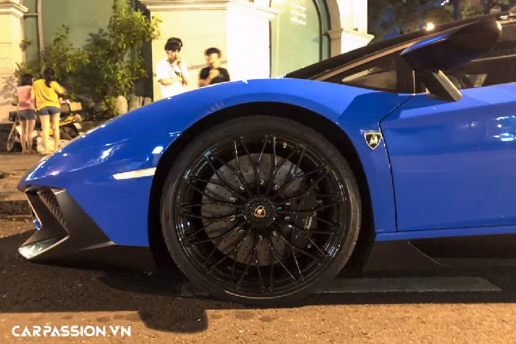 Ở phần đầu xe, cản trước được trang bị hai hốc gió lớn vuốt nhọn về phía trước, chi tiết này giúp giảm thiểu tối đa sức cản gió và mang đến vẻ ngoài hầm hố cho “siêu bò” đắt giá. Bên cạnh đó, hốc gió bên trái của xe được trang trí thêm chữ “SV” cỡ nhỏ nhằm tạo sự khác biệt. Nắp ca-pô dập gân mạnh mẽ, hai khe thoát khí nhỏ trên nắp ca-pô ốp sợi carbon mờ thay vì ốp nhựa như chiếc Aventador LP700-4 tiêu chuẩn.