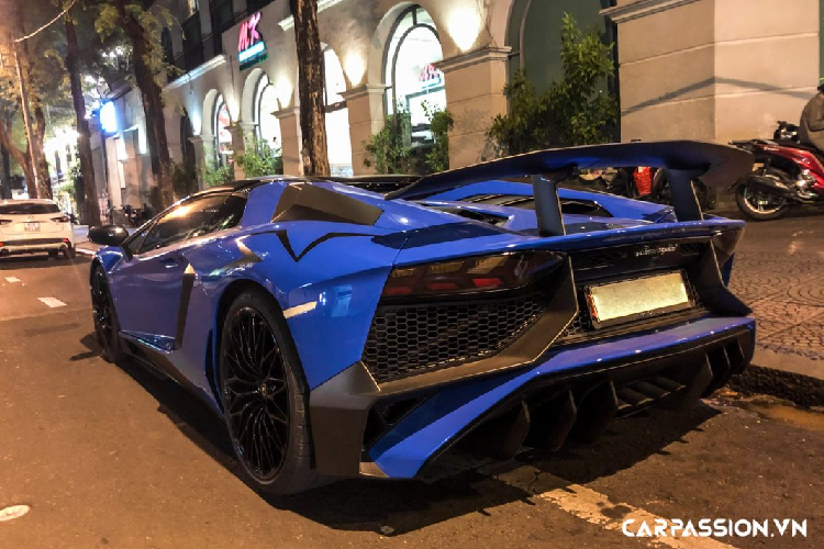 Điểm nhấn trên thân xe là chữ “SV” màu đen cỡ lớn, đây là chữ viết tắt của “SuperVeloce”, trong tiếng Ý có nghĩa là siêu nhanh được đặt ở vòm bánh sau. Lamborghini Aventador SV Roadster LP750-4 có khối lượng chỉ ở mức 1.575 kg, nhẹ hơn "người anh em" Aventador Roadster LP700-4 đến 50 kg.