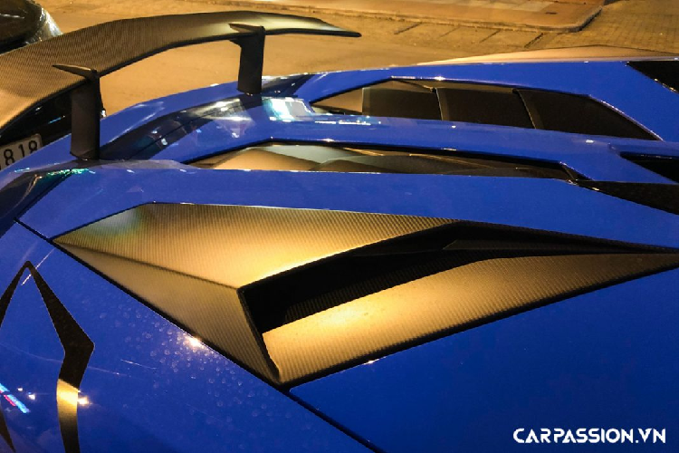 Thân xe gây ấn tượng với thiết kế khí động học khi có sự xuất hiện của một hốc gió cỡ lớn, phần viền của hốc gió này cùng một khe gió đặt sau cửa sổ đều được ốp sợi carbon mờ ấn tượng. Xe được trang bị bộ mâm đa chấu sơn đen tương phản với lớp sơn ngoại thất nổi bật, bộ mâm có kích thước 20, 21 inch cho bánh trước và sau xe.