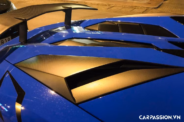 Thân xe gây ấn tượng với thiết kế khí động học khi có sự xuất hiện của một hốc gió cỡ lớn, phần viền của hốc gió này cùng một khe gió đặt sau cửa sổ đều được ốp sợi carbon mờ ấn tượng. Xe được trang bị bộ mâm đa chấu sơn đen tương phản với lớp sơn ngoại thất nổi bật, bộ mâm có kích thước 20, 21 inch cho bánh trước và sau xe.
