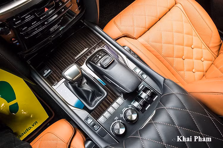 Lexus LX570 Super Sport 2020 sử dụng khối động cơ V8, dung tích 5.7L mang đến công suất 367 mã lực và mô-men xoắn 530 Nm kết hợp cùng hộp số tự động 8 cấp. Mẫu SUV của thương hiệu Nhật Bản vẫn có 5 chế độ lái gồm: Eco/Comfort/Normal/Sport S/Sport S+. 