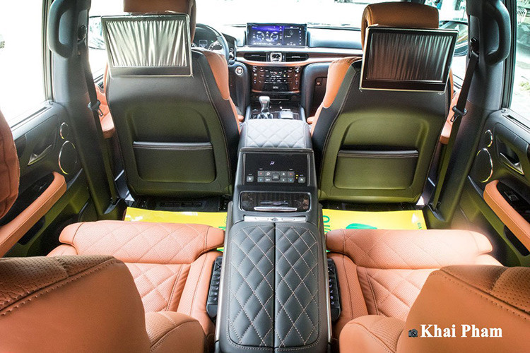 Theo hãng độ MBS, 4 ghế trên xe đều được trang bị tính năng sưởi, thông gió và massage 12 điểm. Ngoài ra, trên mỗi ghế của Lexus LX570 còn có bảng điều khiển nhỏ được tích hợp với 19 chế độ có thể điều chỉnh mang đến trải nghiệm khác biệt nhất cho người dùng. Xe vẫn sử dụng vô-lăng bọc da kết hợp ốp gỗ đặc trưng của model mới nhất hiện nay. Tuy nhiên, cụm đồng hồ phía sau vẫn là dạng cơ truyền thống.