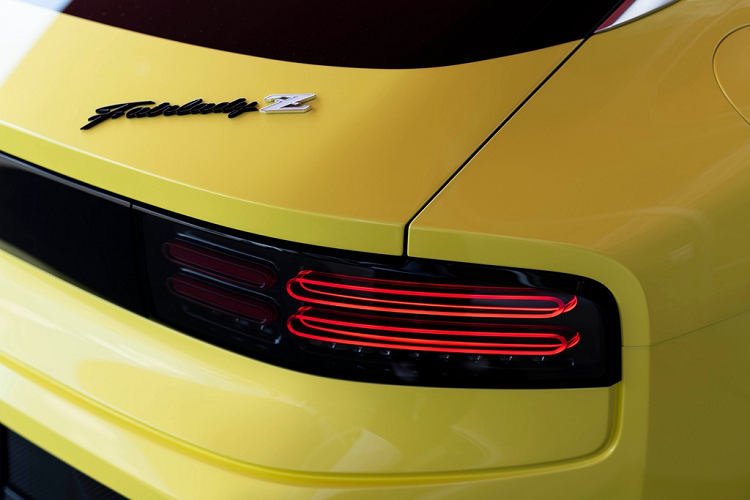 Phần đuôi xe mang cảm hứng từ chiếc 300ZX với đèn hậu xếp tầng nhưng được làm hiện đại hơn. Điểm nhấn của đuôi xe là cụm đèn hậu nằm trên dải màu đen, làm nổi bật cụm đèn hơn.