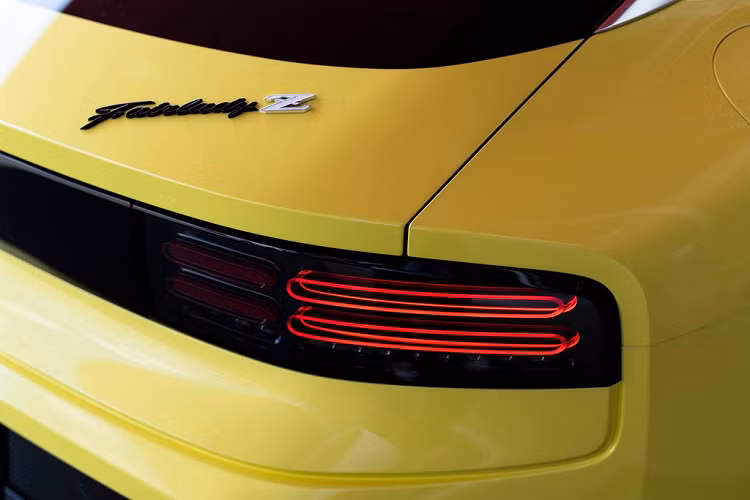 Phần đuôi xe mang cảm hứng từ chiếc 300ZX với đèn hậu xếp tầng nhưng được làm hiện đại hơn. Điểm nhấn của đuôi xe là cụm đèn hậu nằm trên dải màu đen, làm nổi bật cụm đèn hơn.