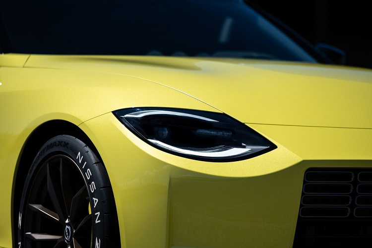 Được Nissan giới thiệu là mẫu xe thể thao hiện đại, Z Proto vẫn tôn trọng di sản 50 năm của dòng Z-car. Z Proto có màu ngoại thất vàng chanh - màu tiêu biểu của Z-car. Hệ thống đèn chiếu sáng bằng LED tạo hình giọt nước gợi nhớ đến chiếc 240ZG ở đầu thập niên 1970.