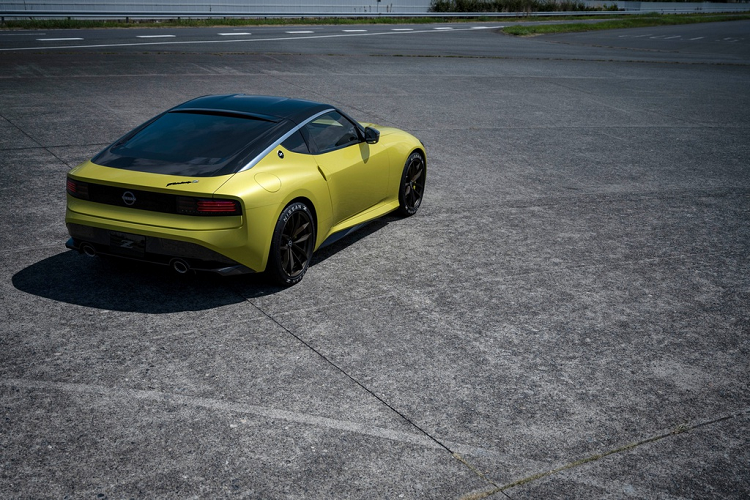 Z Proto được trang bị bộ mâm hợp kim 19 inch và hệ thống ống xả kép đặt đối xứng 2 bên. Một số chi tiết được làm bằng carbon như cánh chia gió trước, bộ khuếch tán sau và ốp sườn.