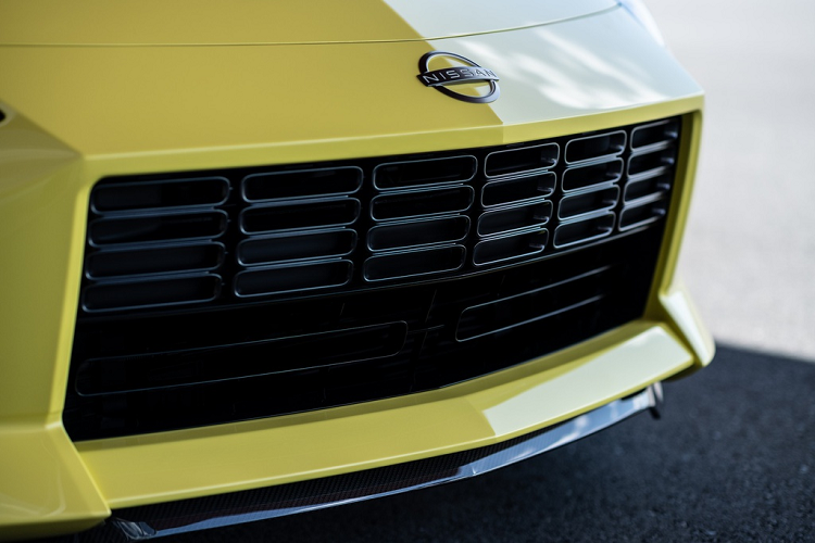 Xe sở hữu lưới tản nhiệt hình chữ nhật với các cánh tản nhiệt phía trong tương tự 370Z và 350Z. Mui xe dốc về sau là đặc điểm không thể thiếu trên chiếc Z-car mới. Đường nét này được xem là DNA của dòng Z-car.