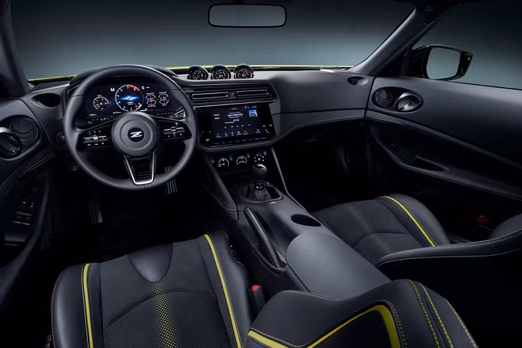 Trong khi ngoại thất mang nét cổ điển, nội thất của Z Proto lại hiện đại với bảng đồng hồ 12,3 inch và hệ thống thông tin giải trí tiên tiến. Nội thất được tô điểm bởi các điểm nhấn màu vàng cùng tone với ngoại thất.