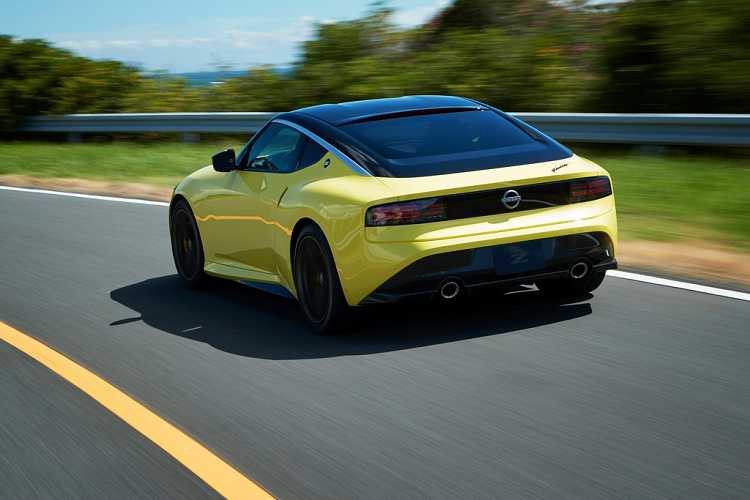 Nissan vừa giới thiệu bản mẫu của chiếc Z-car thế hệ thứ 7 mang tên Z Proto. Khác với 370Z có kiểu dáng hiện đại, thiết kế của Nissan Z Proto 2021 mới pha trộn các đường nét cổ điển, lấy cảm hứng từ các thế hệ đầu của Z-car.