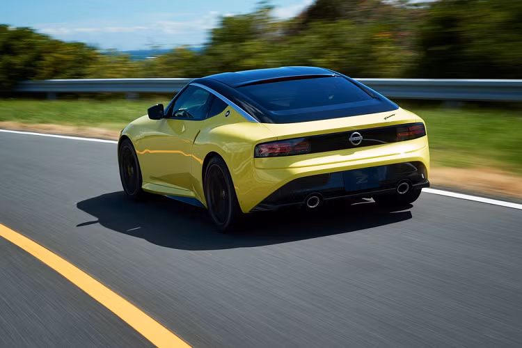 Nissan vừa giới thiệu bản mẫu của chiếc Z-car thế hệ thứ 7 mang tên Z Proto. Khác với 370Z có kiểu dáng hiện đại, thiết kế của Nissan Z Proto 2021 mới pha trộn các đường nét cổ điển, lấy cảm hứng từ các thế hệ đầu của Z-car.