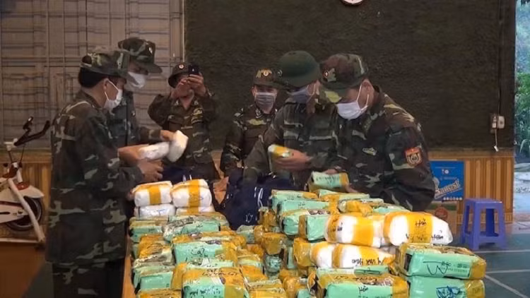 Bat doi tuong van chuyen 246kg tinh the nghi ma tuy-Hinh-2