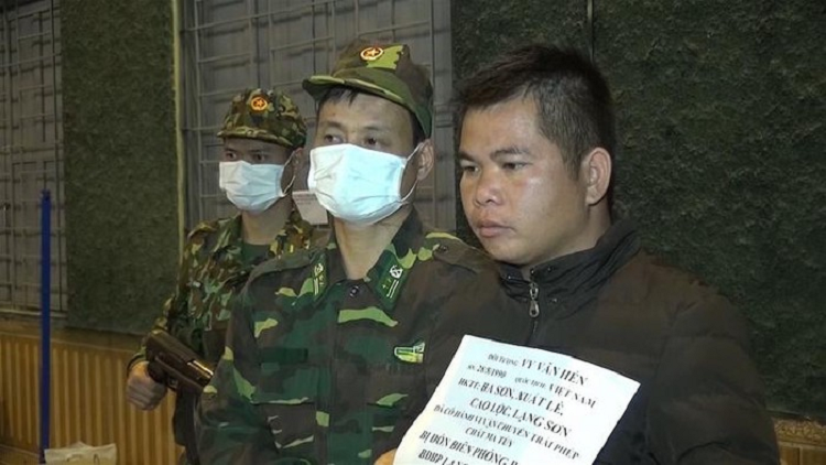 Bat doi tuong van chuyen 246kg tinh the nghi ma tuy