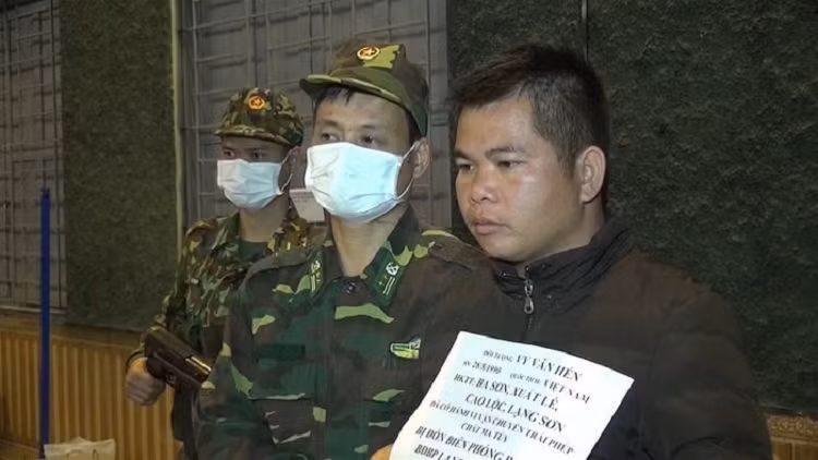 Bat doi tuong van chuyen 246kg tinh the nghi ma tuy