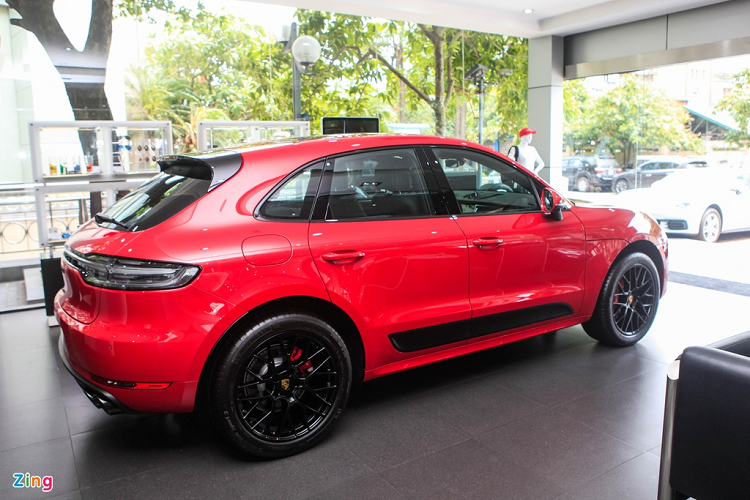 Khoảng sáng gầm của Porsche Macan GTS 2020 thấp hơn 15 mm so với phiên bản tiêu chuẩn. Nếu lựa chọn nâng cấp hệ thống treo khí nén đi kèm tính năng nâng hạ gầm, gầm xe có thể xuống thêm 10 mm nữa.