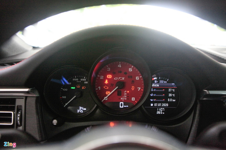 Khoảng sáng gầm của Porsche Macan GTS 2020 thấp hơn 15 mm so với phiên bản tiêu chuẩn. Nếu lựa chọn nâng cấp hệ thống treo khí nén đi kèm tính năng nâng hạ gầm, gầm xe có thể xuống thêm 10 mm nữa. Không gian nội thất của Porsche Macan GTS 2020 sử dụng tông đen chủ đạo, kết hợp những chi tiết tương phản màu đỏ như chỉ thêu, dây đai an toàn hay dòng chữ GTS trên tựa đầu. 