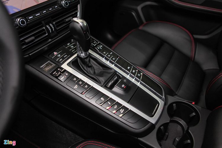 Porsche Macan GTS 2020 vẫn duy trì kiểu thiết kế bảng điều khiển trung tâm với một màn hình giải trí đi kèm hệ thống nút vật lý, thay vì sử dụng hai màn hình cảm ứng. Điều này giúp các thao tác điều khiển dễ dàng và chuẩn xác hơn. Tuy nhiên, những người mới làm quen với xe có thể sẽ thấy hơi rối bởi nhiều nút bấm xuất hiện trên táp-lô.