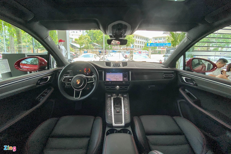 Không gian nội thất của Porsche Macan GTS 2020 sử dụng tông đen chủ đạo, kết hợp những chi tiết tương phản màu đỏ như chỉ thêu, dây đai an toàn hay dòng chữ GTS trên tựa đầu.