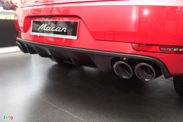 Porsche Macan GTS 2020 được trang bị 2 ống xả kép thể thao. Trong khi đó, dải LED chạy ngang đuôi xe, nối liền cụm đèn hậu được làm tối màu hơn.