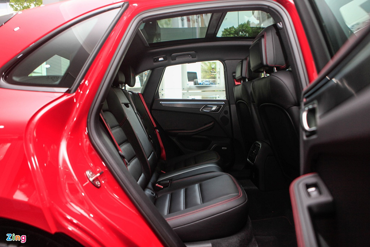 Xe được trang bị ghế ngồi thể thao, với hàng ghế trước chỉnh điện 18 hướng, tích hợp chức năng nhớ vị trí. Song song đó, người dùng có thể lựa chọn nâng cấp thêm cửa sổ trời toàn cảnh cho xe. 