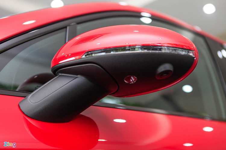 Porsche Macan GTS tiền tỷ được trang bị gói nâng cấp ngoại thất Sport Design, với một số đường nét thiết kế mới ở phần đầu và cản trước, đi kèm lưới tản nhiệt và hai khe hút gió mở rộng hơn. Xe sử dụng bộ vành RS Spyder Design kích cỡ 20 inch cùng kẹp phanh sơn đỏ nổi bật.