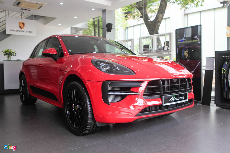 Chiếc Porsche Macan GTS 2020 đầu tiên về Việt Nam có ngoại thất sơn màu đỏ bắt mắt. Bên cạnh đó, xe cũng đã được bổ sung nhiều trang bị tùy chọn và có mức giá lên tới hơn 5,5 tỷ đồng.