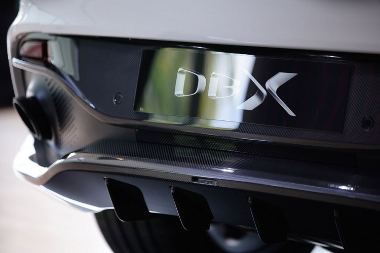 Tại Thái Lan, giá xe Aston Martin DBX V8 2020 mới bán ra 19,9 triệu baht (khoảng hơn 15 tỷ đồng). Đây sẽ là đối thủ đáng gờm của Lamborghini Urus, Maserati Levante Trofeo hay Bentley Bentayga.