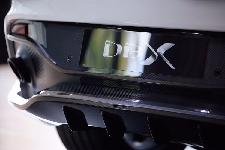 Tại Thái Lan, giá xe Aston Martin DBX V8 2020 mới bán ra 19,9 triệu baht (khoảng hơn 15 tỷ đồng). Đây sẽ là đối thủ đáng gờm của Lamborghini Urus, Maserati Levante Trofeo hay Bentley Bentayga.
