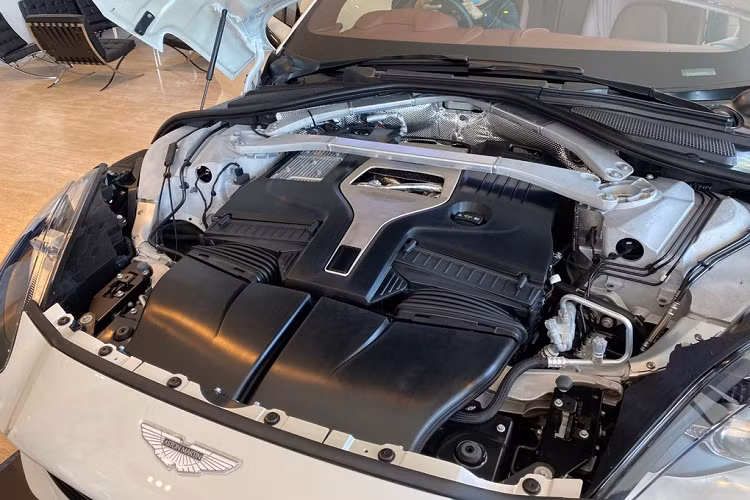 Siêu SUV Aston Martin DBX trang bị động cơ V8 4.0L tăng áp kép. Khối động cơ này có công suất 550 mã lực và mô-men xoắn 700 Nm. Đi kèm với hộp số tự động 9 cấp, hệ dẫn động AWD. Khả năng tăng tốc 0-100 km/h của siêu SUV là trong 4,5 giây, trước khi đạt tốc độ tối đa 291 km/h.