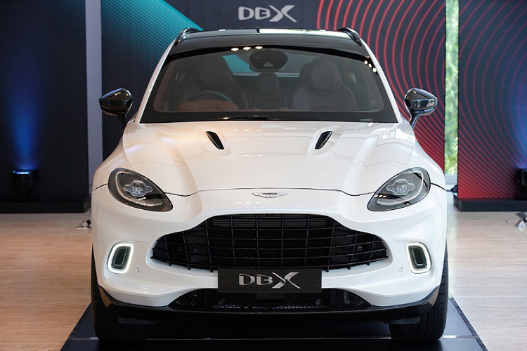 DBX là mẫu SUV 5 chỗ của Aston Martin, đây cũng là chiếc SUV đầu tiên của hãng siêu xe Anh quốc. Xe vẫn sử dụng thiết kế từ mẫu Aston Martin DBX Concept, từng được giới thiệu tại triển lãm Geneva Motor Show 2015.