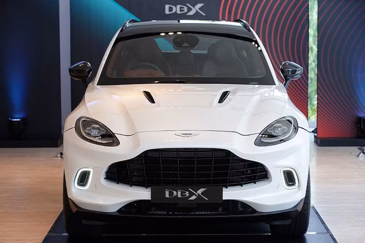 DBX là mẫu SUV 5 chỗ của Aston Martin, đây cũng là chiếc SUV đầu tiên của hãng siêu xe Anh quốc. Xe vẫn sử dụng thiết kế từ mẫu Aston Martin DBX Concept, từng được giới thiệu tại triển lãm Geneva Motor Show 2015.