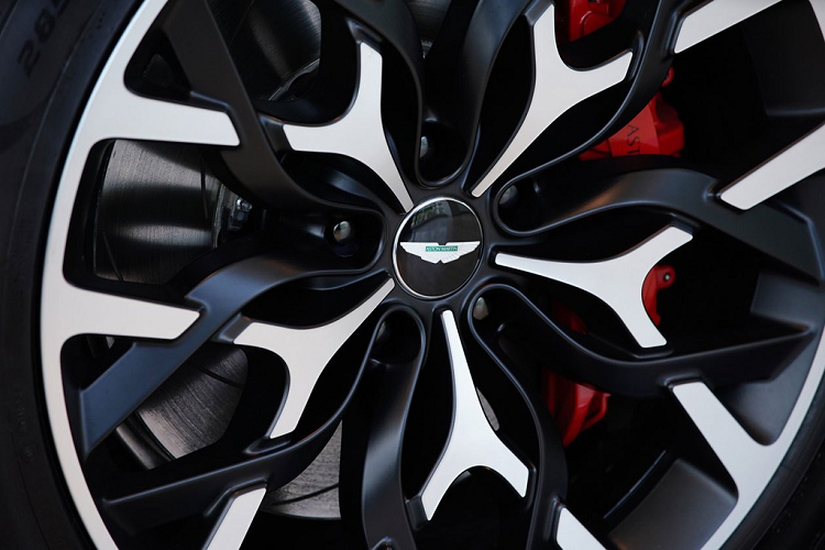 Aston Martin DBX trang bị mâm hợp kim 22 inch với hoa văn AI, đi kèm với lốp hiệu suất cao Pirelli P Zero 285/40 phía trước và 325/35 R22 phía sau.