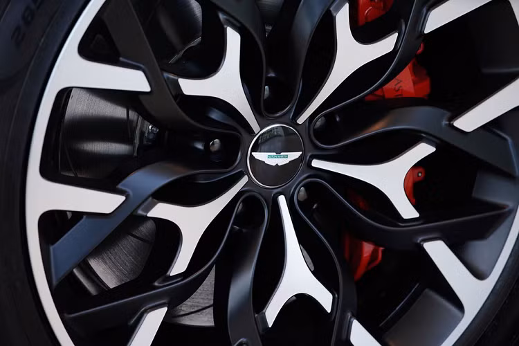 Aston Martin DBX trang bị mâm hợp kim 22 inch với hoa văn AI, đi kèm với lốp hiệu suất cao Pirelli P Zero 285/40 phía trước và 325/35 R22 phía sau.