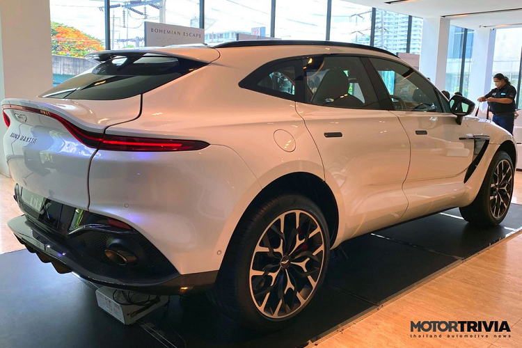 Xe được trang bị hệ thống treo khí nén thích ứng, có thể điều chỉnh khoảng sáng gầm, tăng tối đa 45 mm và giảm tối đa 50 mm. Khả năng lội nước của Aston Martin DBX là 500 mm.